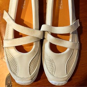 Cream color , Leather Sperry shoes size 9  unused